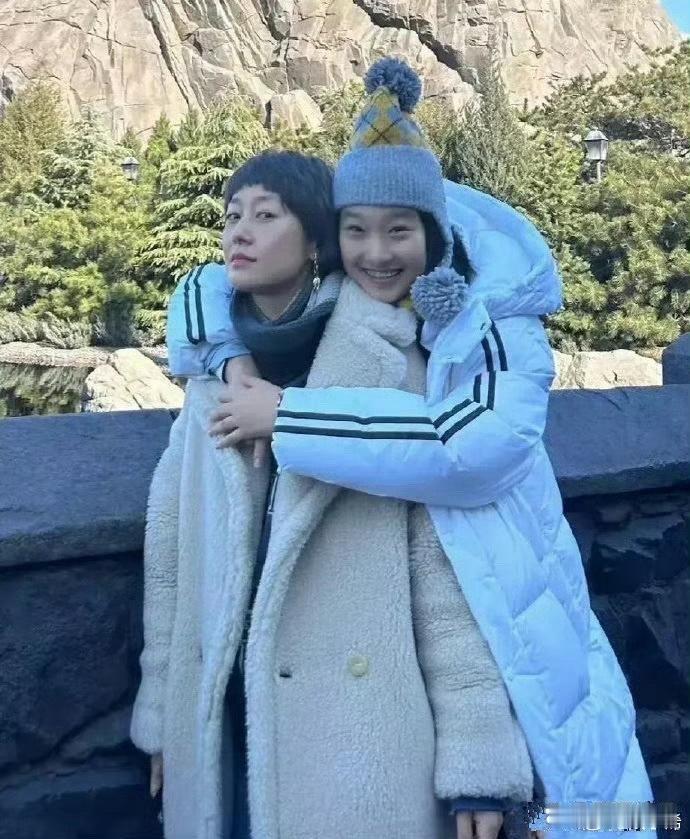 马伊琍突然不打码曝光大女儿文爱马，这种变化可能是在为她的入圈活动做准备，展现了更