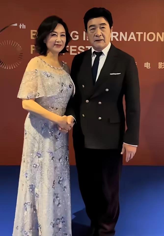 花甲之年的吴玉芳依然是那么漂亮，貌美。而她旁边这位演员，看上去有点沧老，你知道他