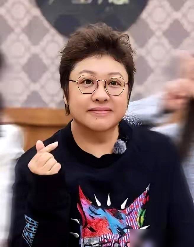 韩红盯着郝蕾的脸，咬牙切齿地扔出一句话：把你二宝给我，不然这事没完！
 
全演艺