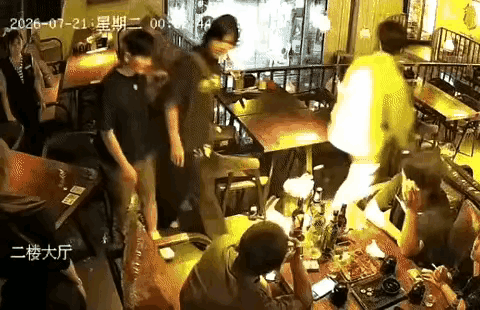 这个年轻的女子太猛了，一点亏都不吃，不仅把男子打了回去，还把邻桌桌子上的啤酒给报