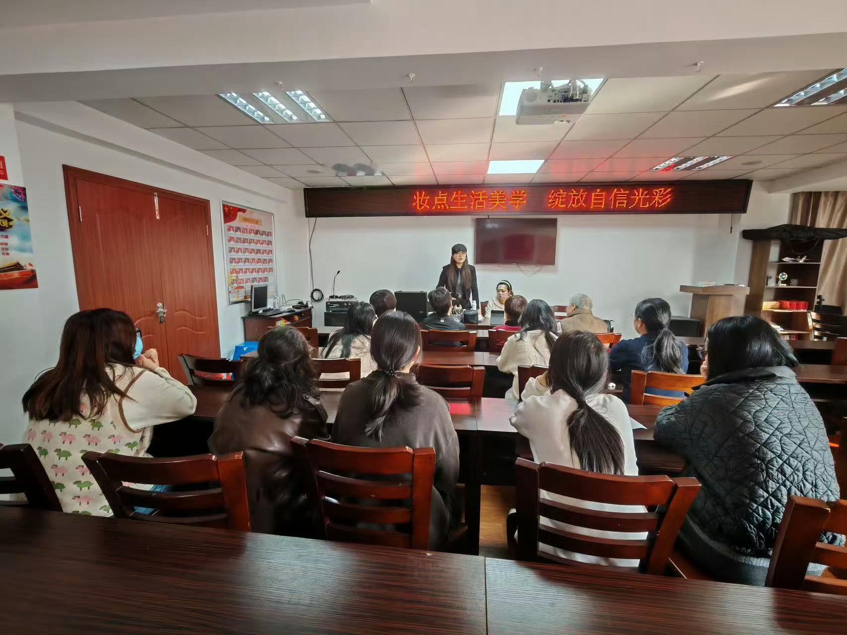台州把公益课堂搬进社区干货满满台州公益课堂进社区啦！干货满满超实用，家门口就能学