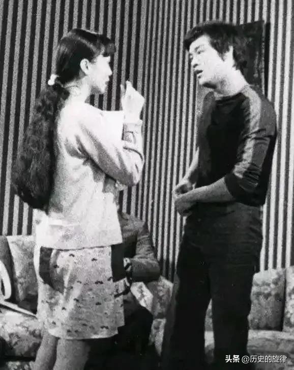 离婚时三个孩子全都选择前夫，一别十五年，儿女突然相约吃饭，二婚丈夫劝她三思
 