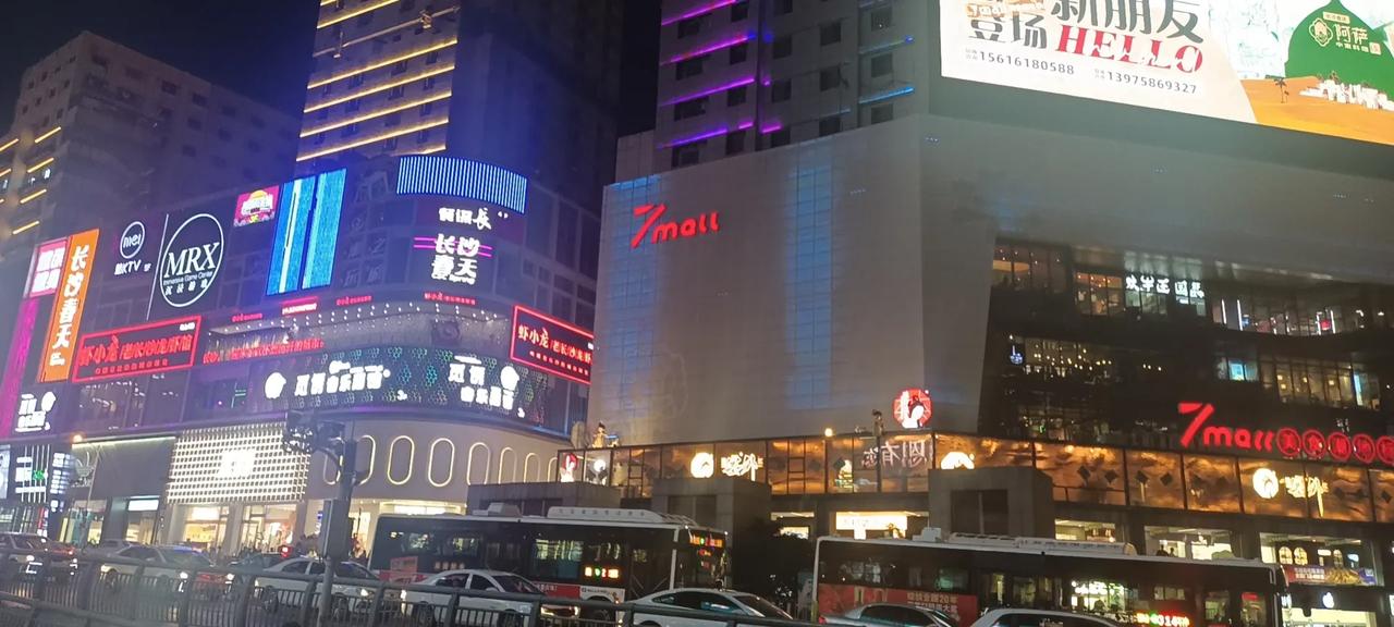 来了一趟长沙，五一广场很热闹！

全国同级别城市之中，长沙房价最低，人们有闲钱消