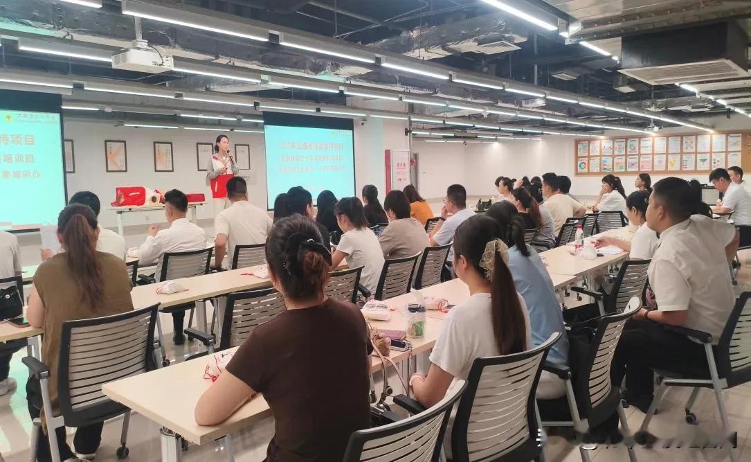 急救技能进商圈，万柏林区长兴北街社区筑牢安全防线

7月29日，太原市万柏林区长