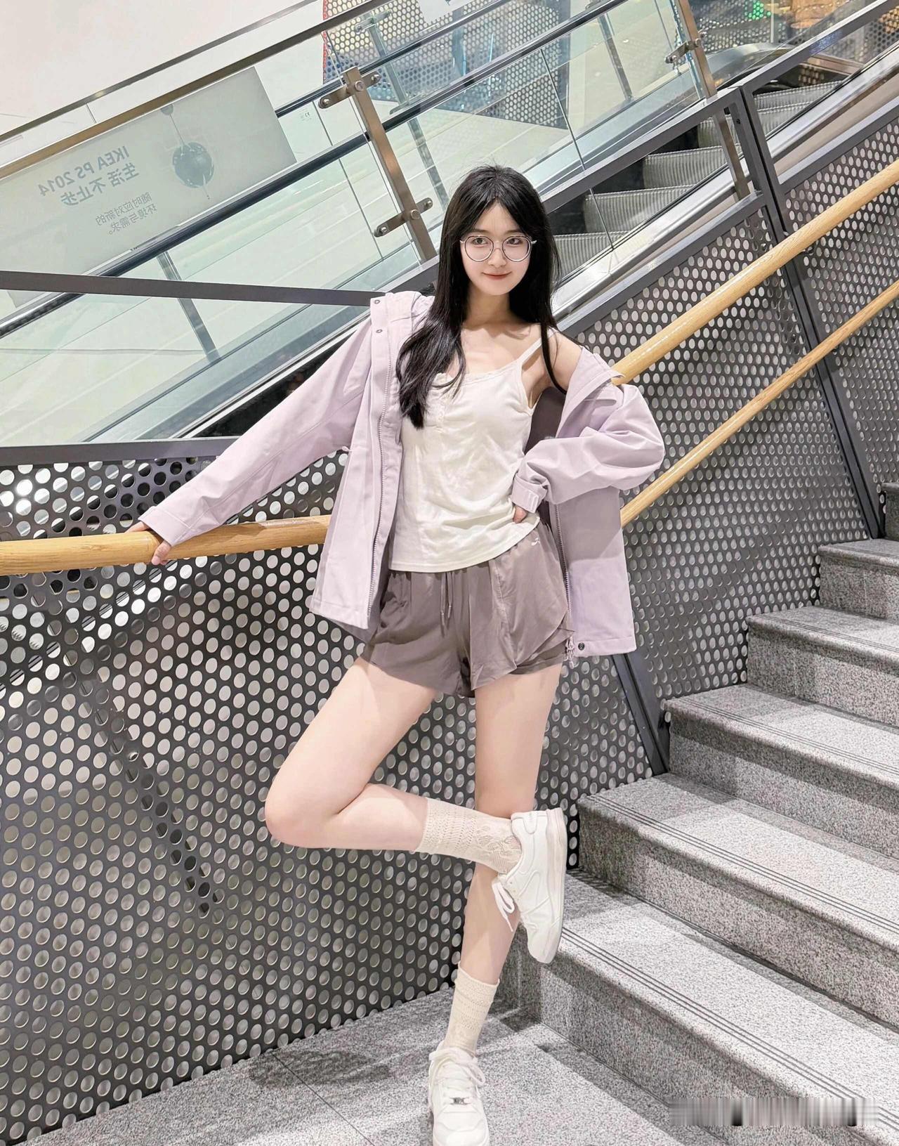 元气少女坐楼梯，清新穿搭显活力！🌟✨