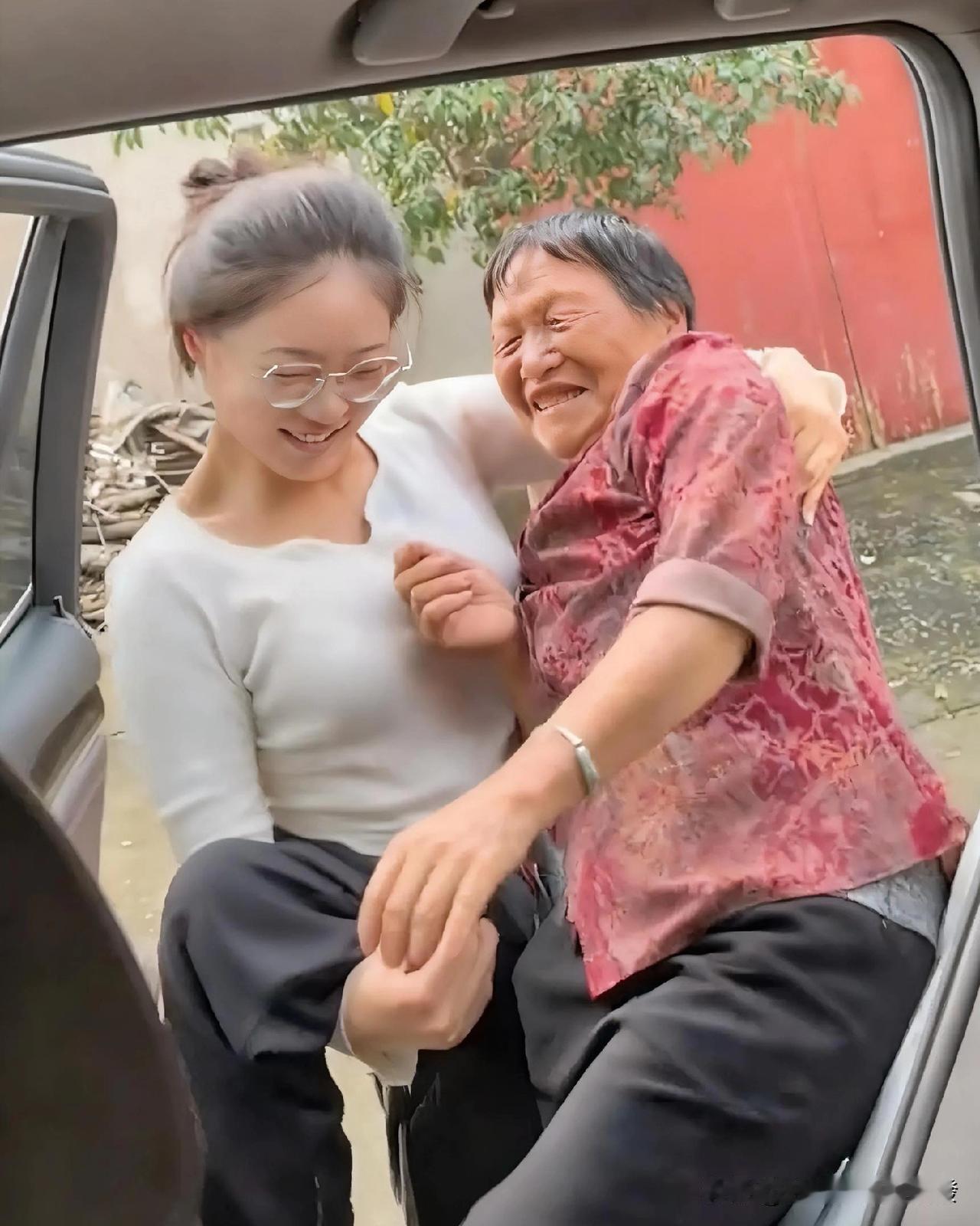 孙女先拉开前车门，连推带抱地把爷爷扶到副驾驶座，又打开后车门，直接将奶奶强行抱进