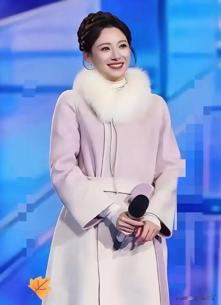 终于懂了！
央视跨年女主持集体穿羽绒服大衣，
根本不是不精致，而是山西吕梁零下1