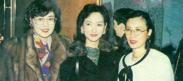 从左到右为李司琪，赵雅芝，汪明荃。加上黄淑仪，四个人为TVB八十年代左右的当家花