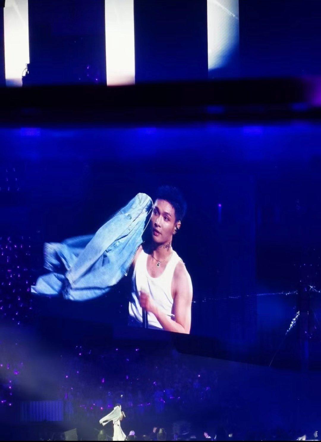 #张艺兴蓝色碎盖短发#好帅的张艺兴，果然当第一波爱豆重新梳回爱豆妆造，真的帅死了