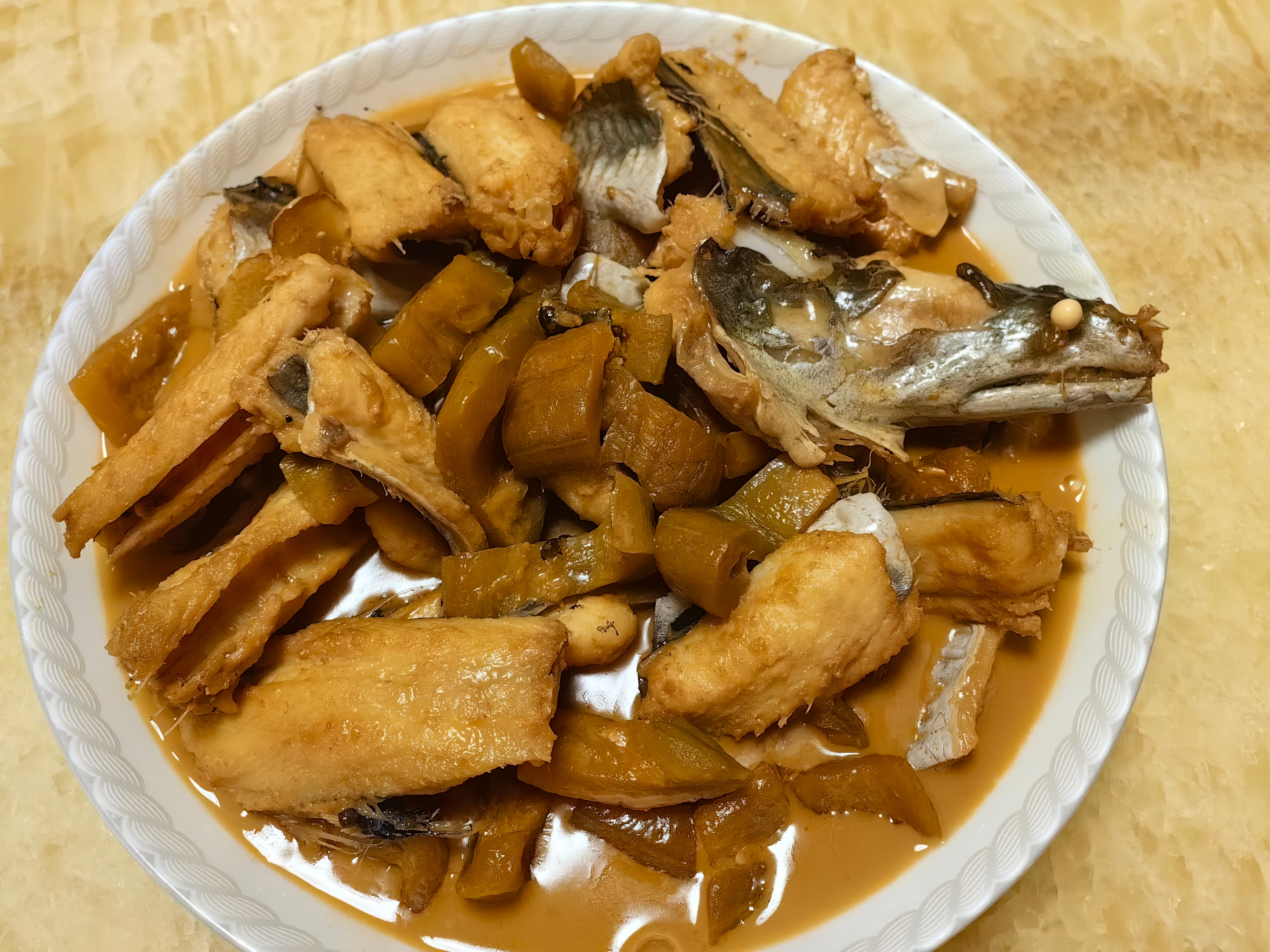 家常菜[超话] 鳗鱼，淋油鱿鱼，肉骨玉米拌萝卜汤，菜花。 ​​​