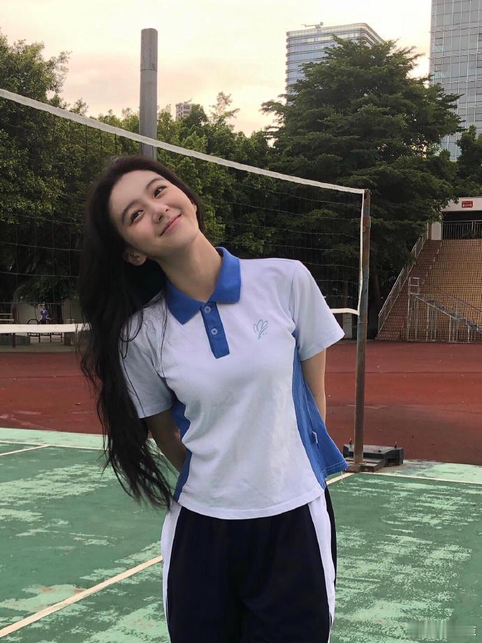 包上恩这张脸演校花拿什么输 半扎发随风动，校服衬得她灵动，《炽夏》校花非她莫属 