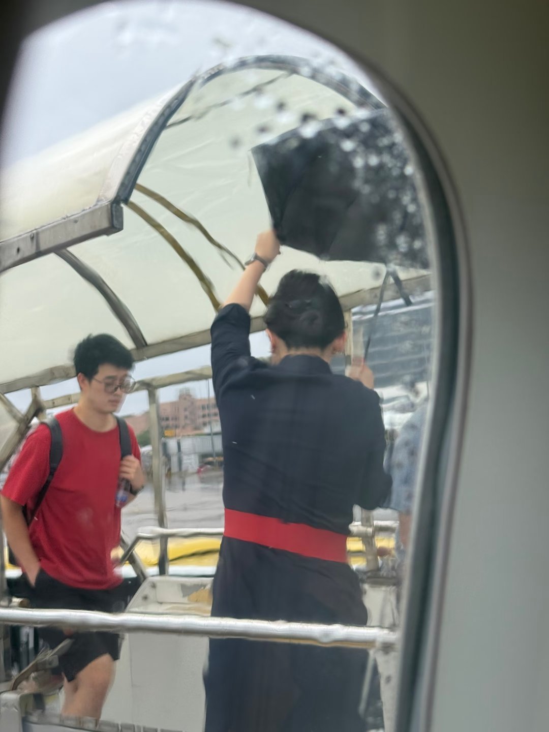 东航通报空姐下跪事件东航下跪空姐已恢复正常工作东航称将维护员工职业尊严 消费者花