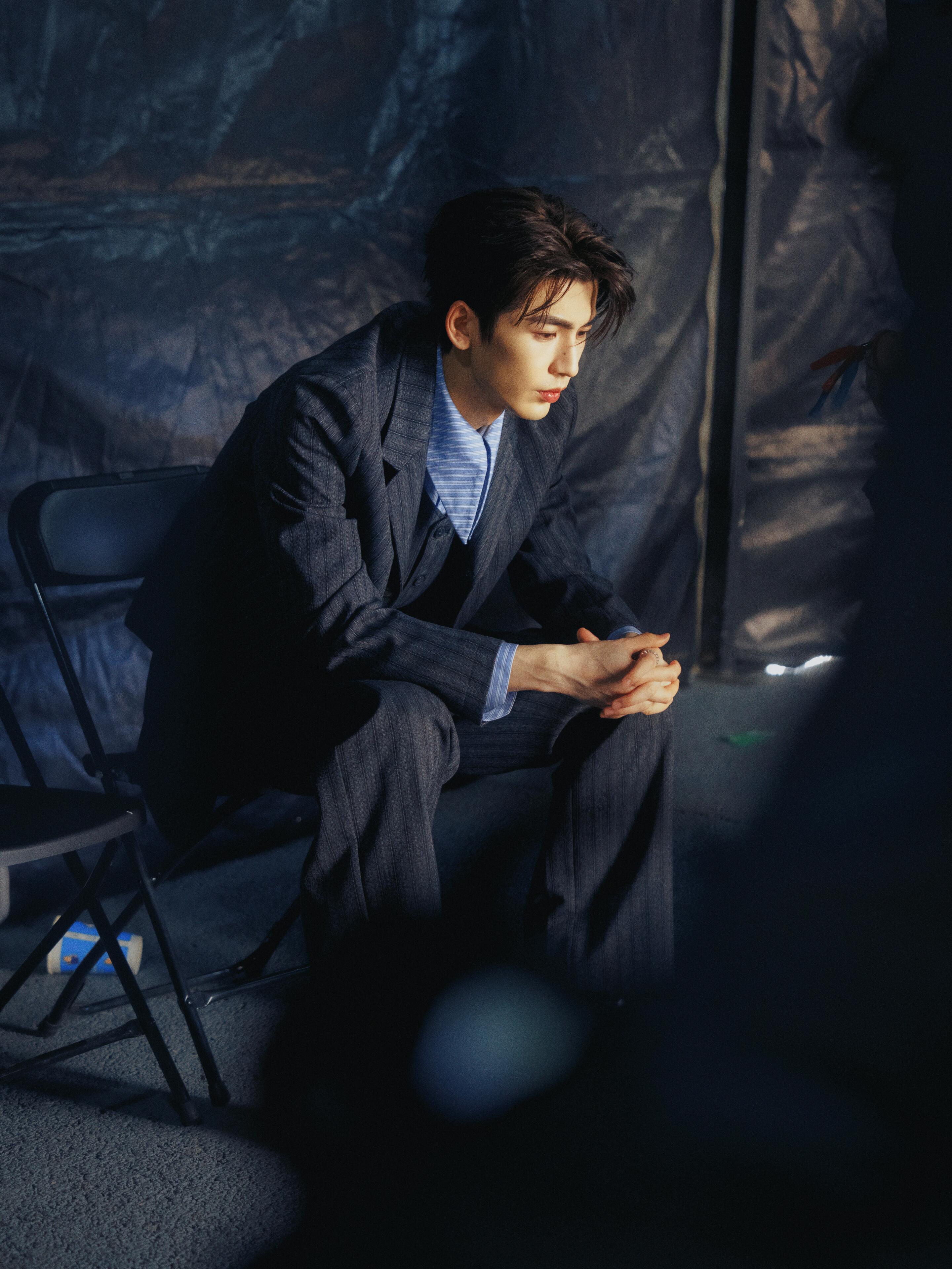 好有氛围感的两张幕后照张凌赫幕后侧拍图