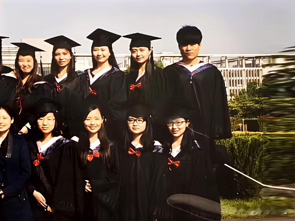 看到一张董宇辉的大学毕业典礼照片
全班竟然就董宇辉一个男同学
可谓是在花丛中读了