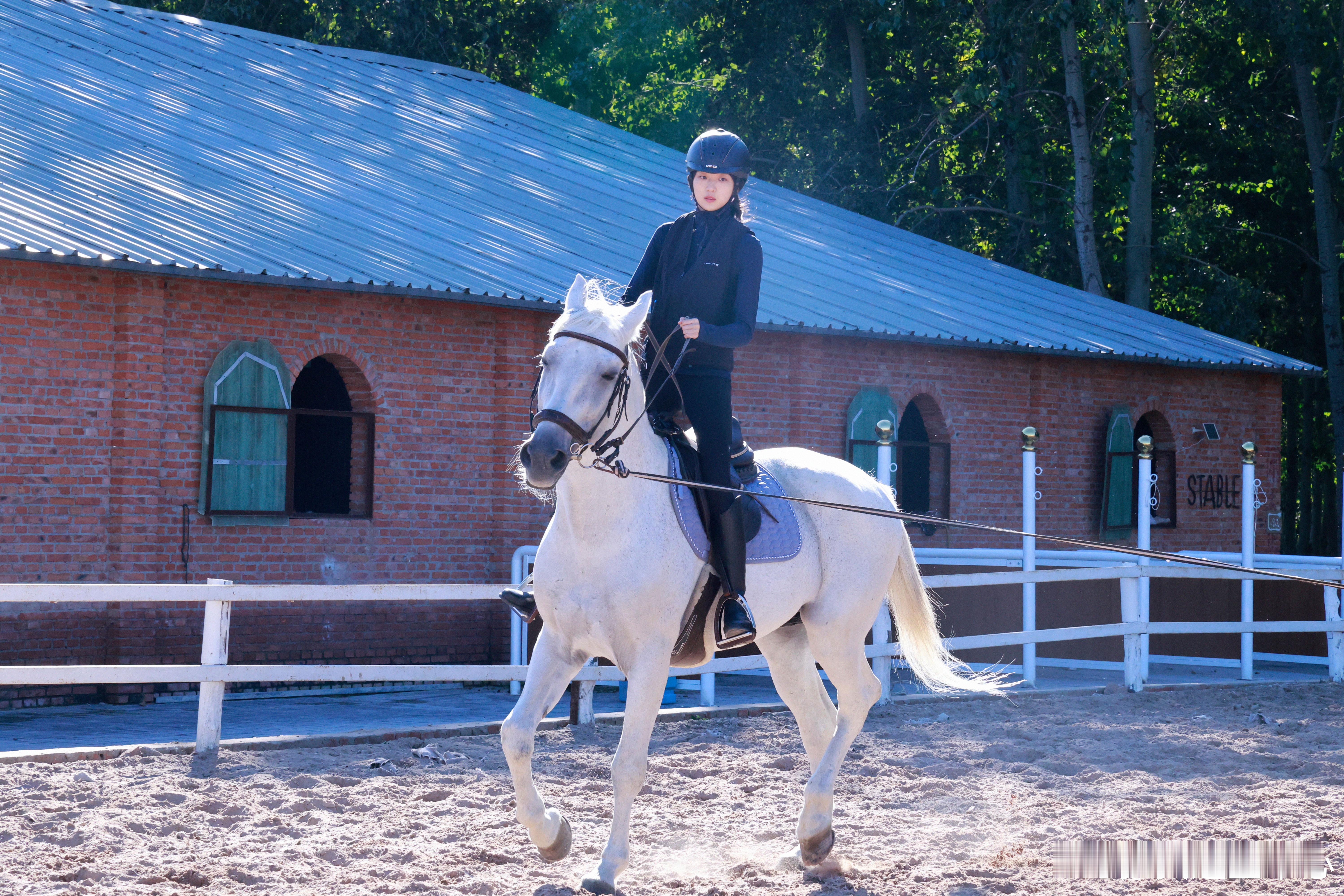 孙千马背上的花絮来啦！身骑白马的 好飒呀 