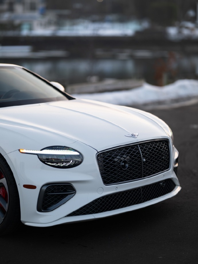 2025 款宾利欧陆 GTC Speed 闪亮登场啦！这款车型选用了冰川白漆，让
