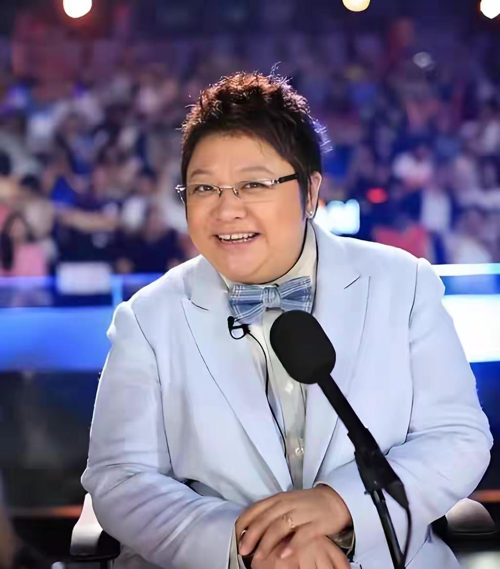 韩红捐款刚上热搜，评论区就炸开锅了。

有人扒出她资助的200多个藏族孩子集体喊