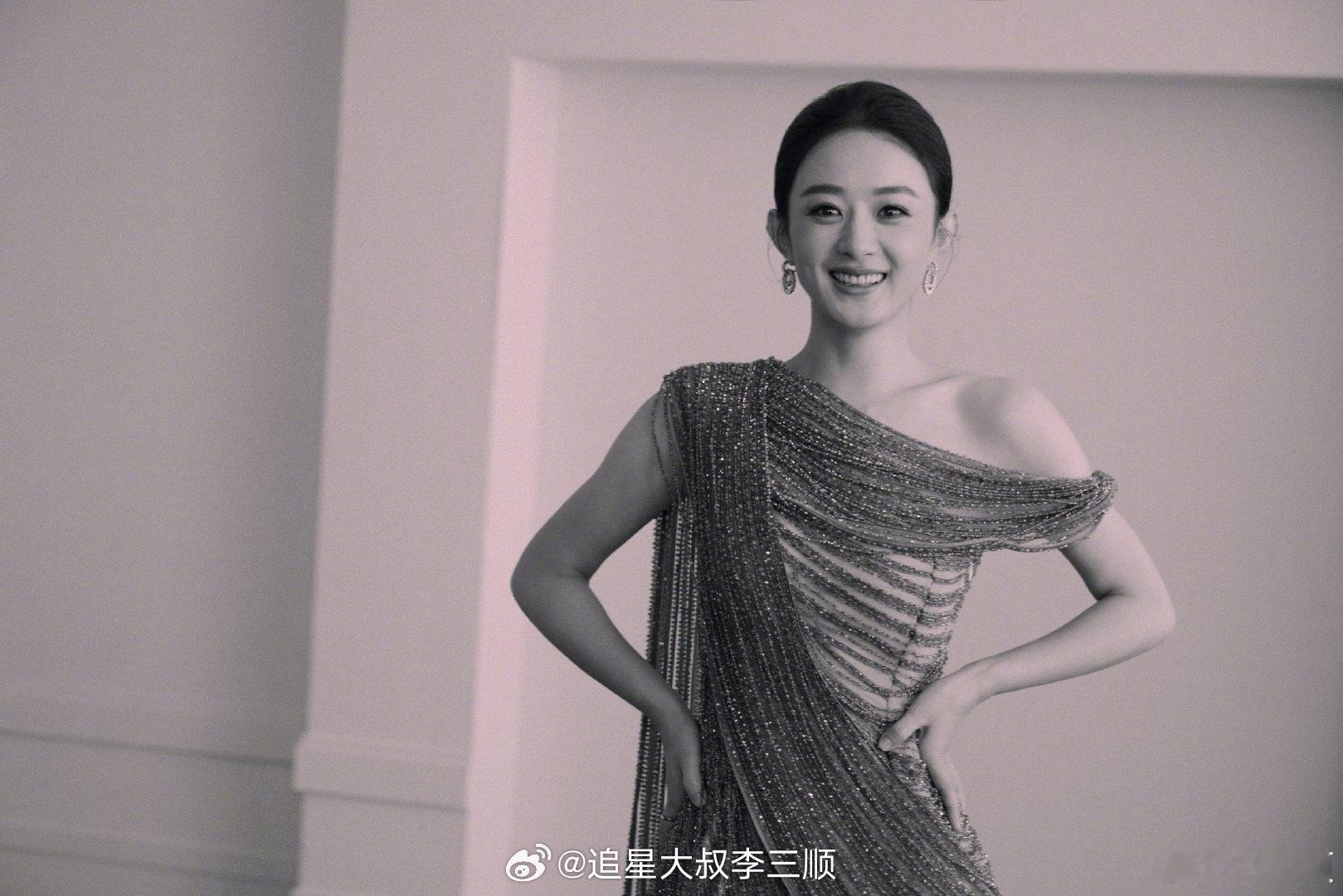 赵丽颖深夜营业照，优雅的赵姐[偷乐] ​​​