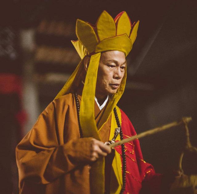 近日，79岁的罗家英现身杭州景区打工，再次扮演唐僧。之所以到了这个年纪还那么拼，