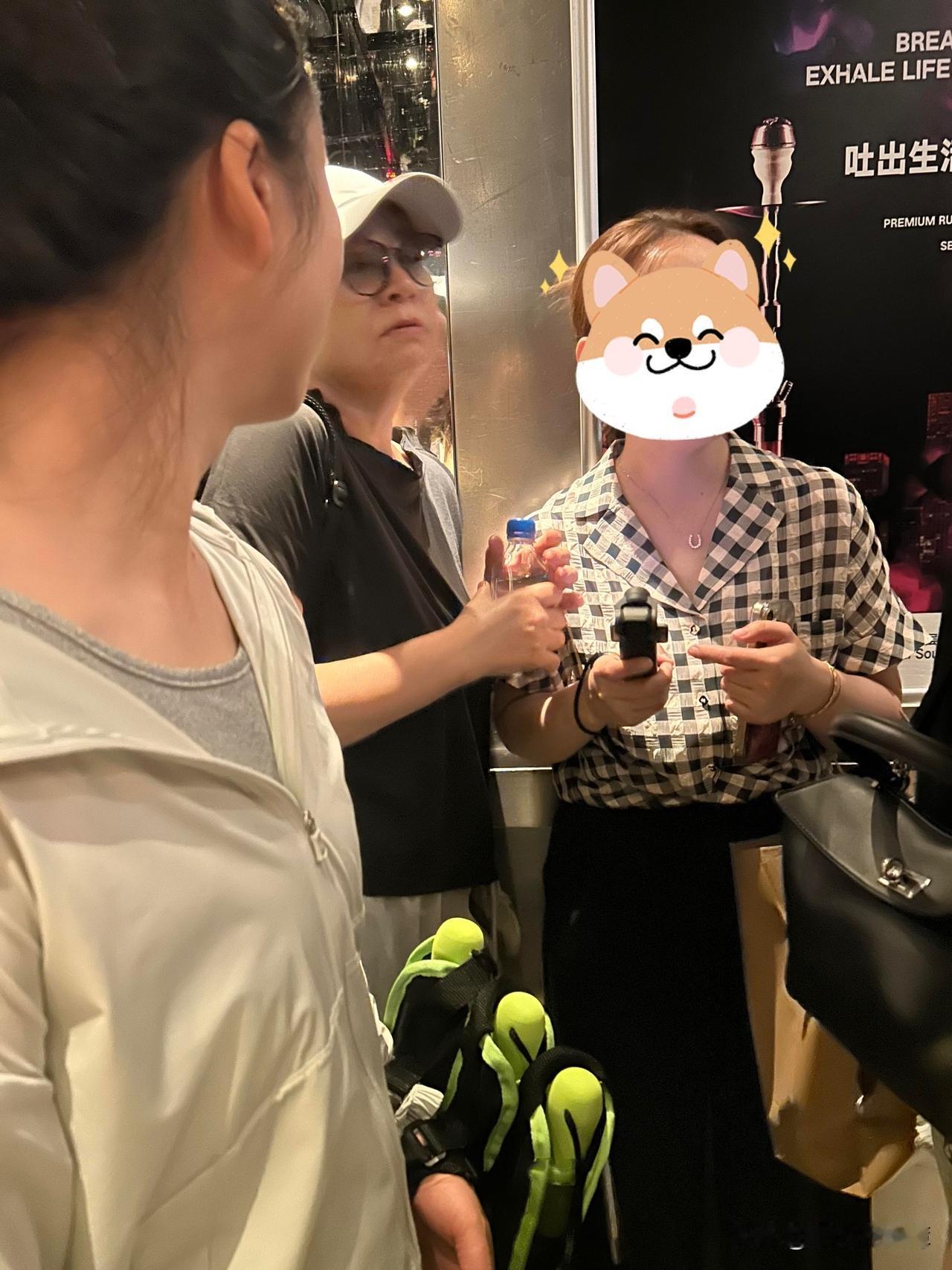 63岁宋丹丹私服现身，肩扛高尔夫球杆，电梯里1个动作引网友狂赞～～刚刚，有网友爆