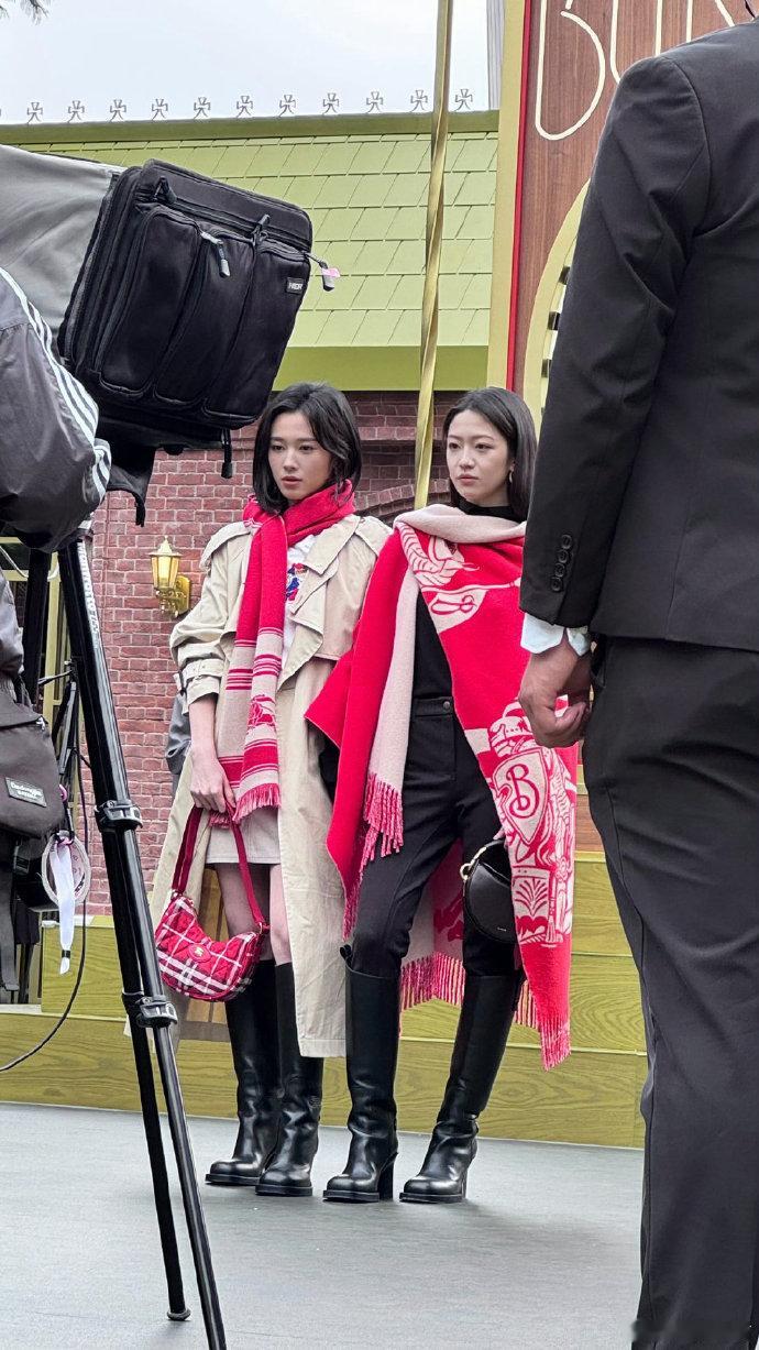 向涵之鹤秋同框向涵之鹤秋对视这波同框直接封神！两位美女小脸精致，对视微笑的瞬间，