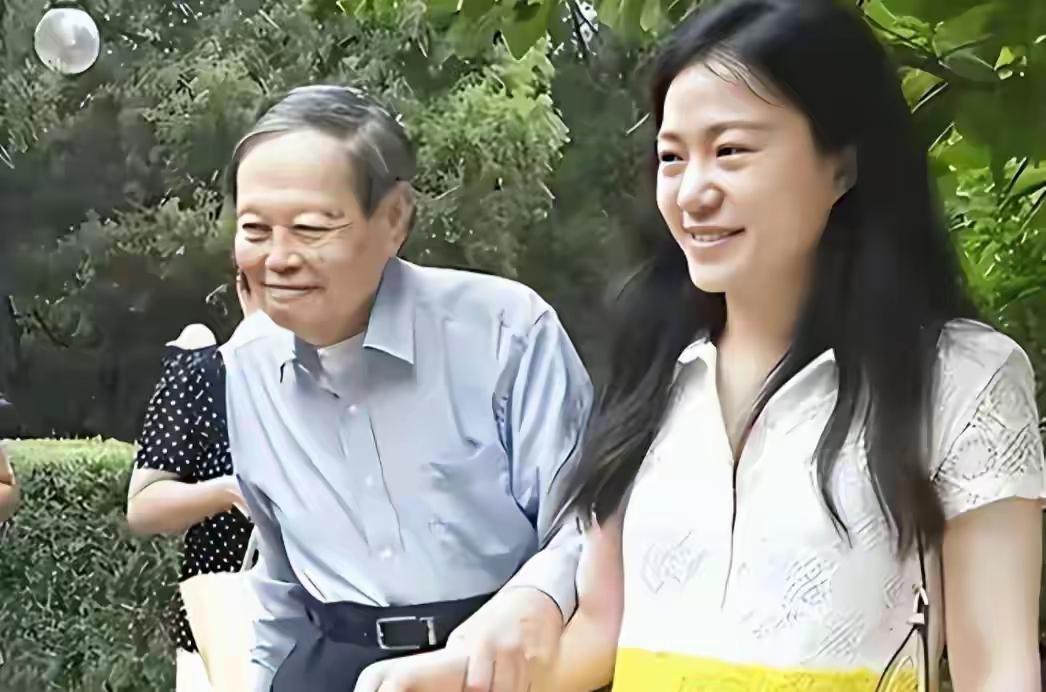 杨振宁先生走后，总想起他拽着翁帆手腕的样子。不是她搀扶他，是他牵着她，哪怕拄着拐