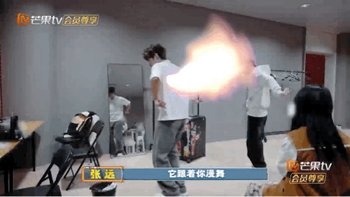 张远疼痛式教学王栎鑫跳舞 张远这“疼痛式教学”简直就是舞蹈教学界的黑科技啊！用“