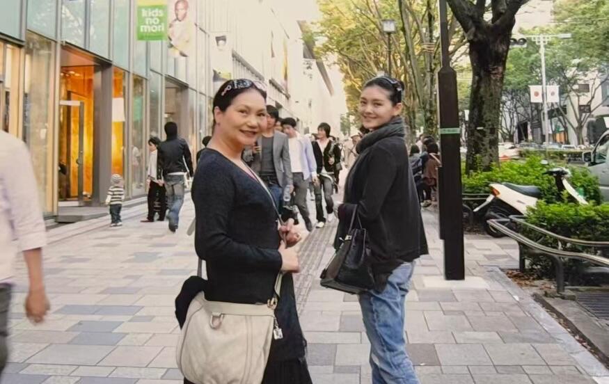 小s更新ig🥲分享了同大s和妈妈在日本旅游的旧照“珊，这个故事应该是你在家，我