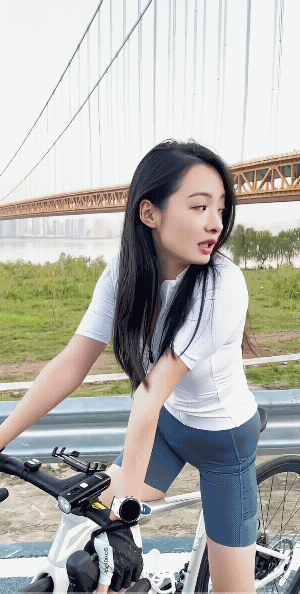 哪里的大桥？风景不是一般的美丽，还有春天的气息。
万物复苏的季节里，自然会有人高