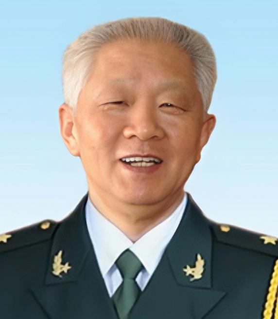 1981年，华国锋退下来了，组织部门的人专门找到他的秘书曹万贵，桌上摊开几份调令