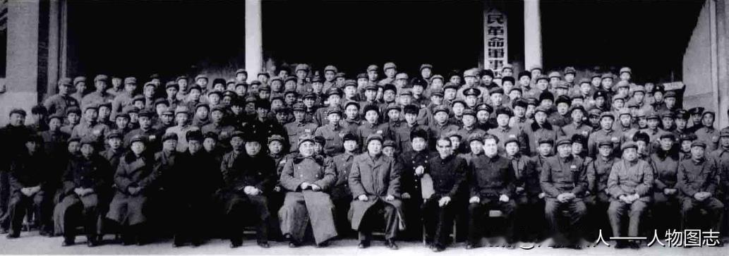 1952年全军参谋长、政治部主任联席会议，研究军队建设问题