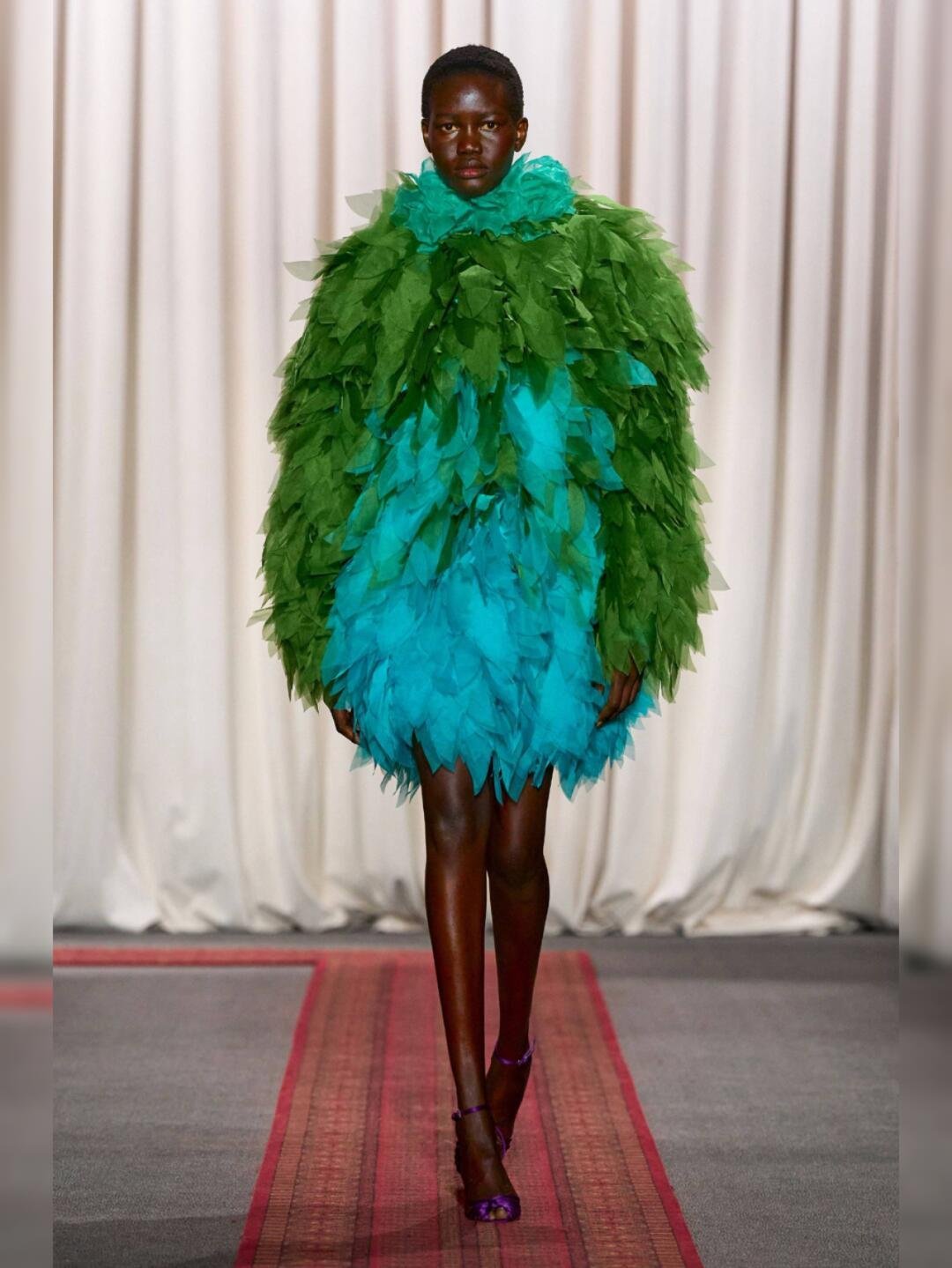 Giambattista Valli 2025春夏高定系列，从色彩上，该系列大胆