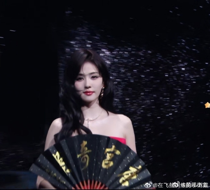 白鹿红毯签名李佩仪 内娱宣发天花板白鹿来了  签名墙写下李佩仪，爱心点缀满是心意