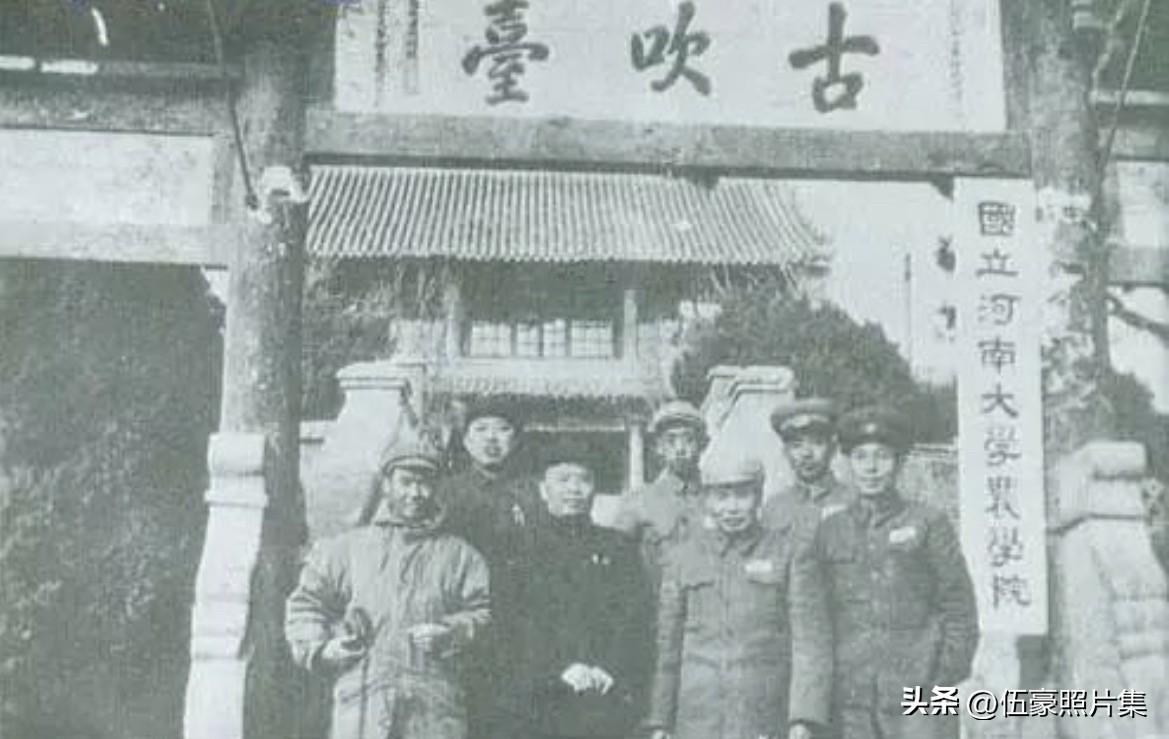 1950年11月，河南军区司令员陈再道(前右四)、陕西军区政治委员兼第19兵团政