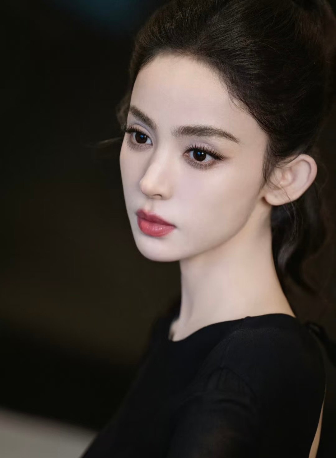 娜扎不会贴假睫毛 讲真，她自己的睫毛比很多人精心贴的都好看，不贴才是正确选择吧？