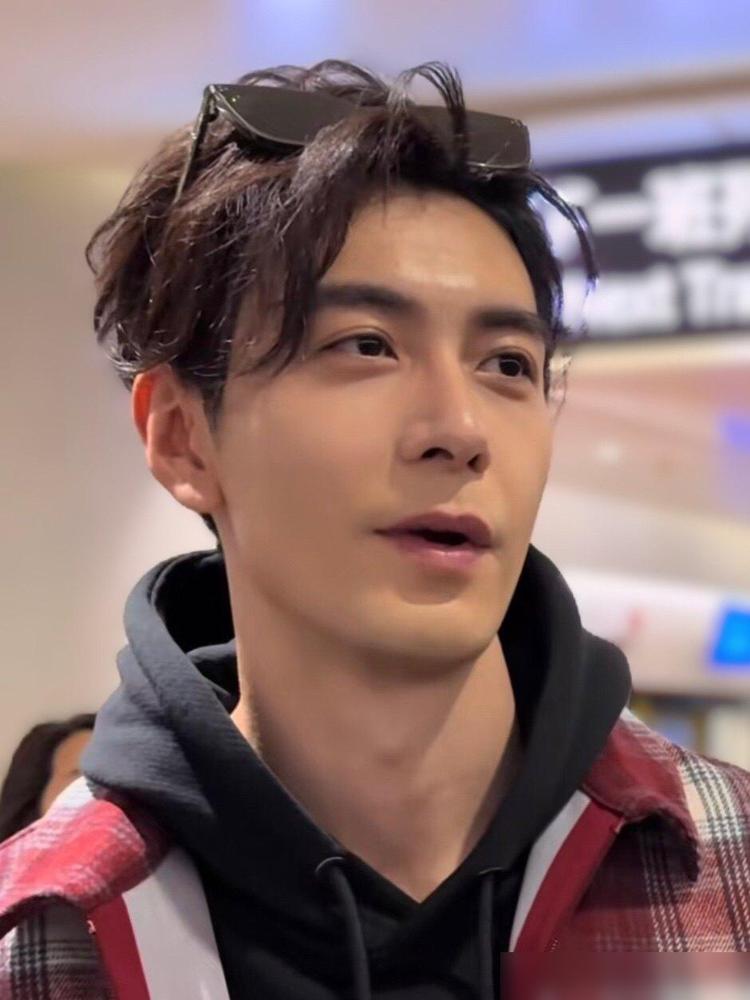 查了资料之后，才发现，原来陈星旭的学历，真挺让人意外的，他居然是科班出身，当年中