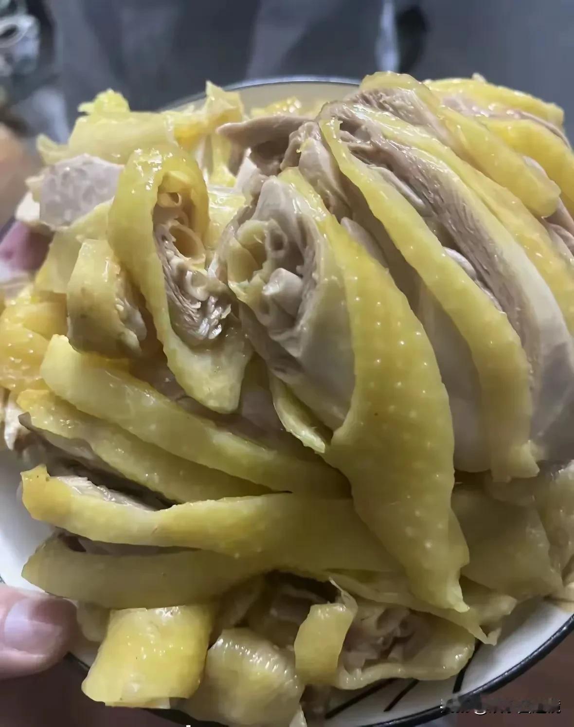 这种清远鸡，我能吃三只！
嗯，皮黄不肥不腻，清香甘甜，再配一点蘸料，简直美的不要