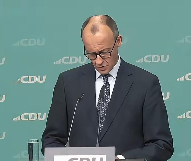 德国总理要来中国了。可这人挺有意思，来之前还在给咱们上眼药，似乎并不在意这次访华