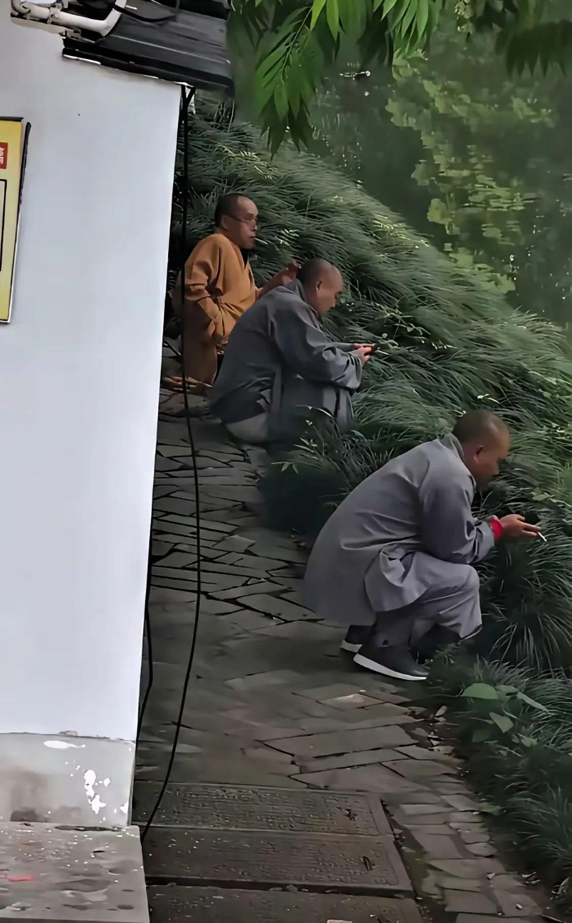 自从少林寺方丈的事件曝光以后，人们对少林寺的看法十分的存在着看法。这时候整个少林