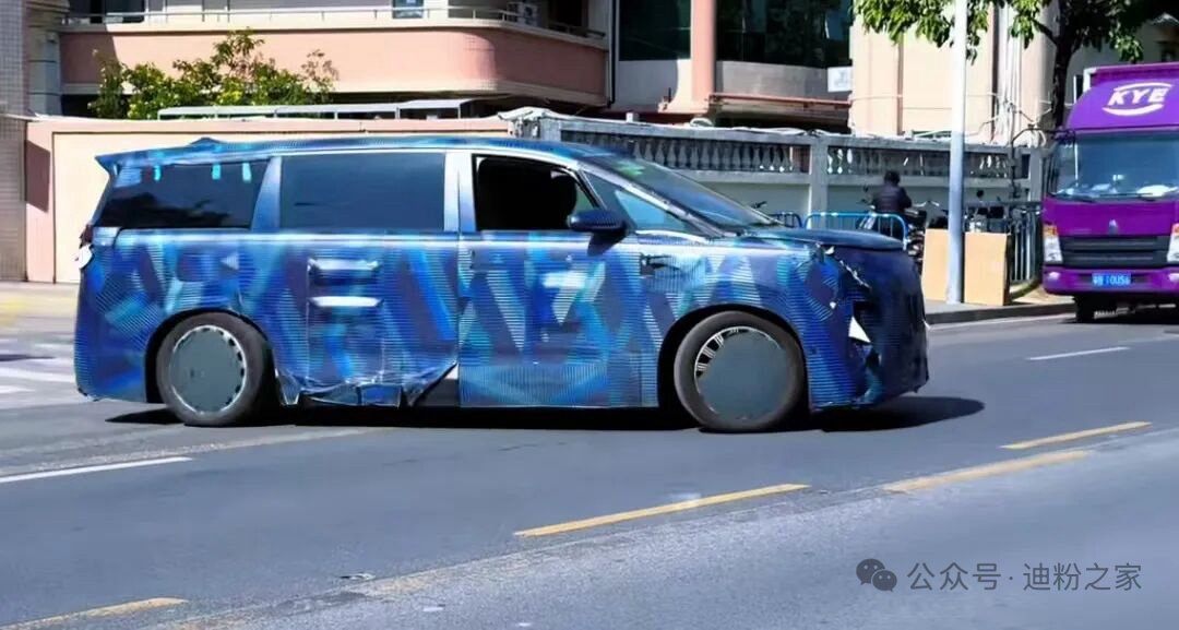 疑似腾势 D9L 谍照。不能说太多，最近被监控。能说的是，车很大，内部会很豪华，
