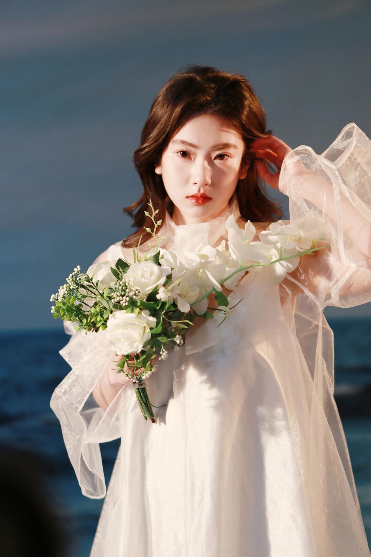 🌊 文艺治愈风
海风漫过白纱，花束藏着温柔。
在海的尽头，与温柔撞个满怀。
白