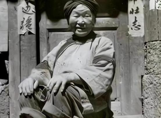 1943年，山东一女乞丐要出城，伪军怀疑她是地下党，让她当众脱衣服。

1943