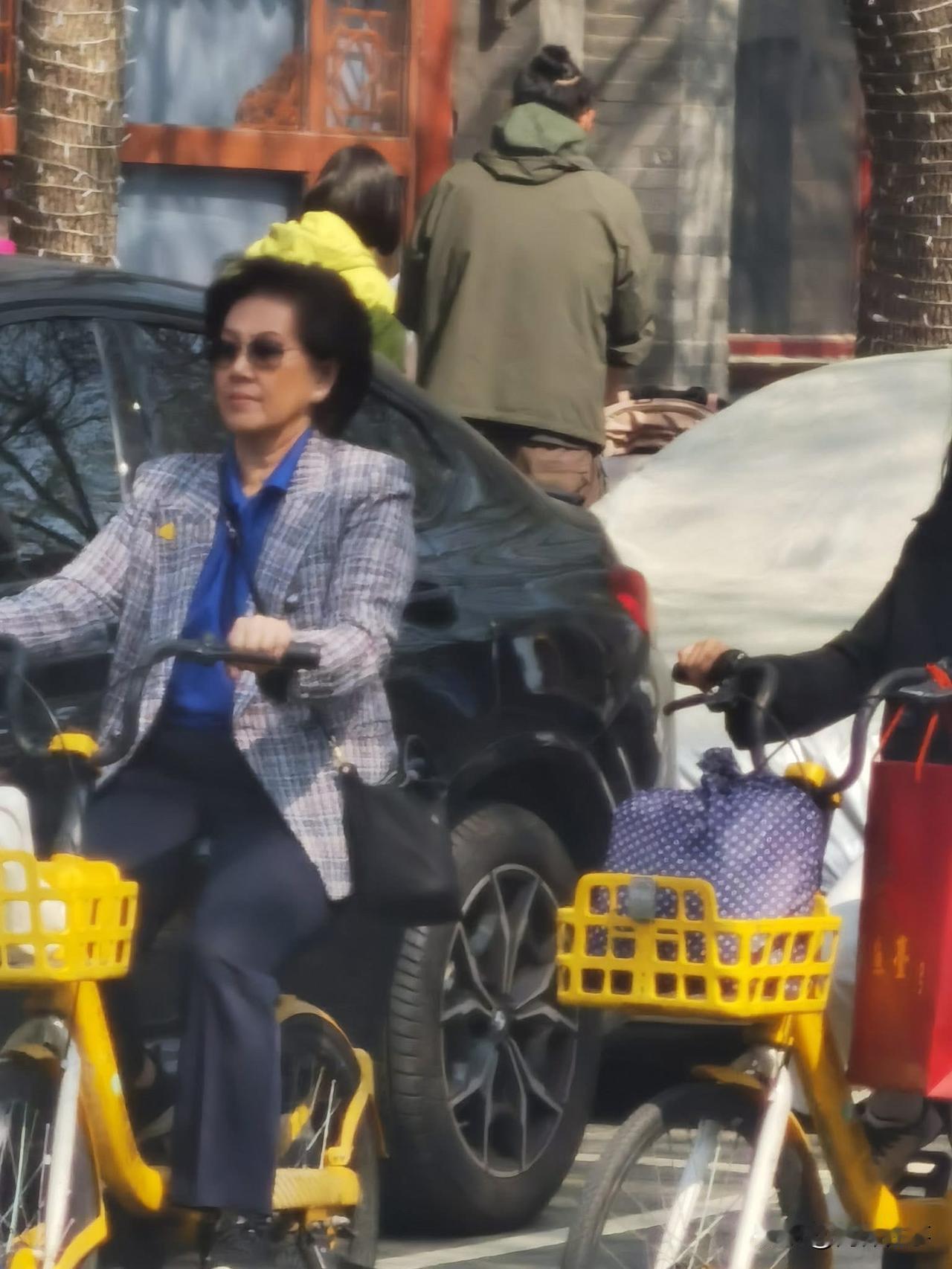 阿伦公主在北京骑行。阿伦公主每次去北京都会跟在北京的柬埔寨留学生一起骑小黄车和小