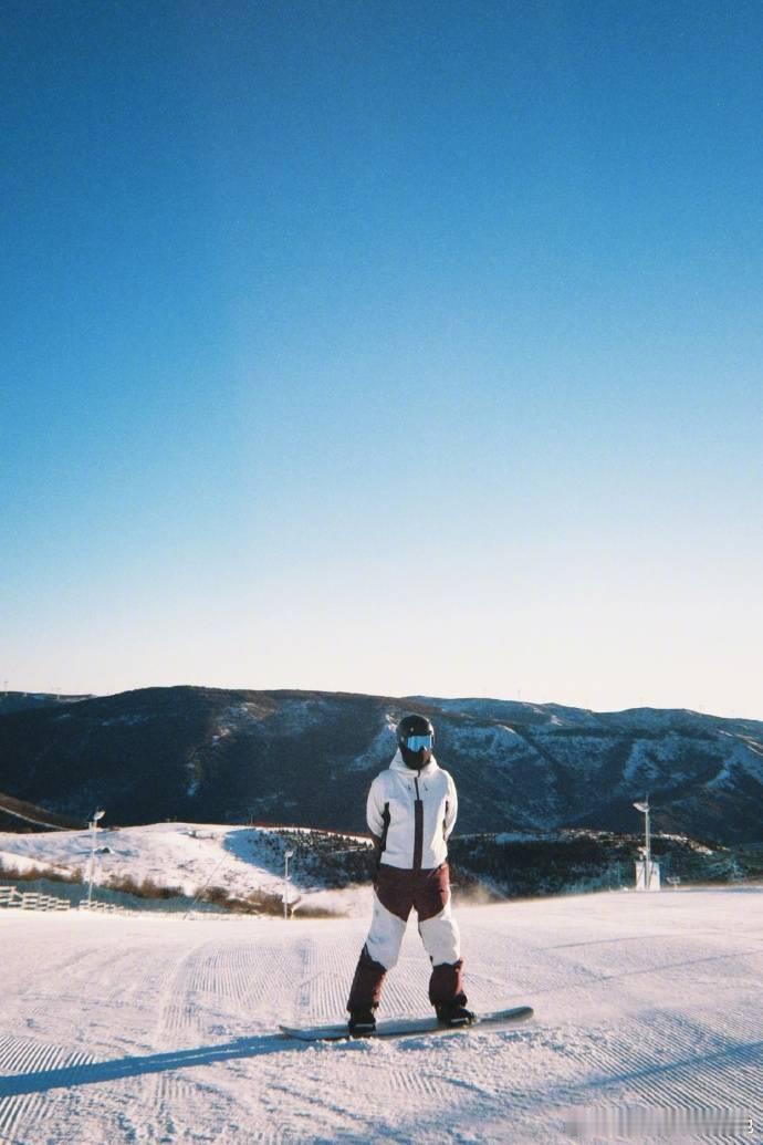 陈伟霆宁泽涛battle名场面  滑雪赛道秒变T台，陈伟霆一身炫酷装备，尽显时尚