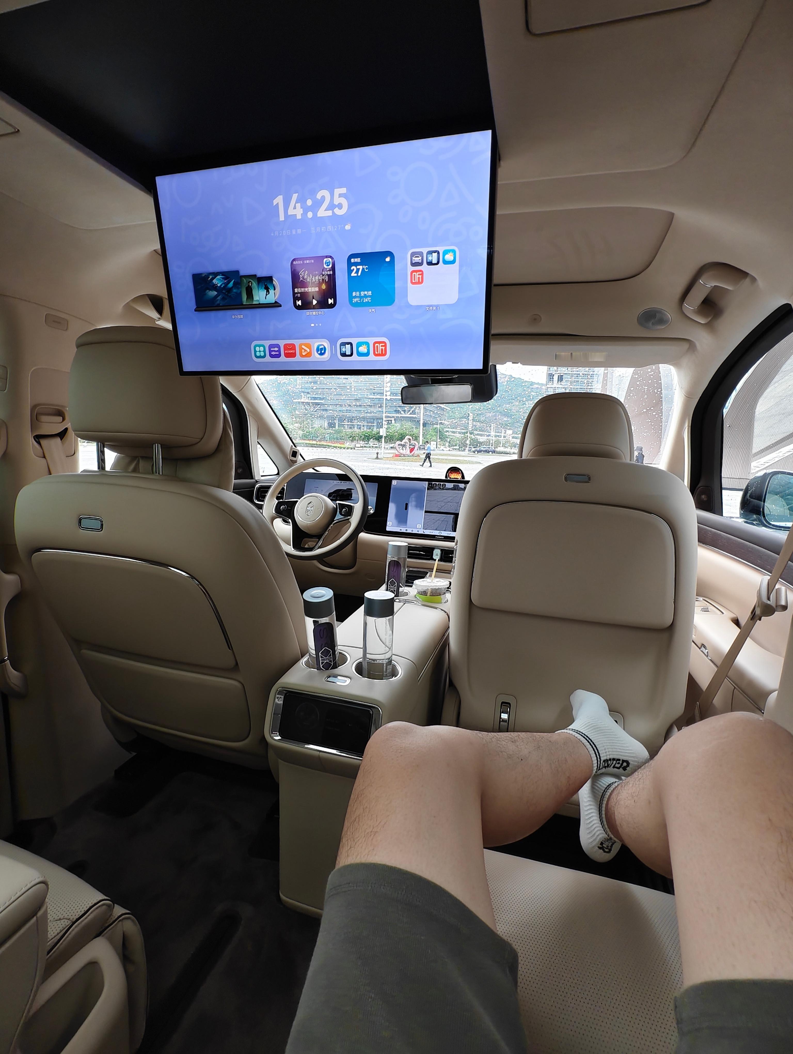 嘿嘿，外面下着雨，我躲在车里，打开零重力，打开座椅按摩，打开后排彩电，那叫一个舒