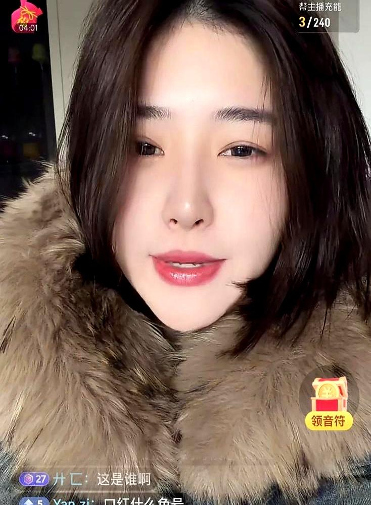 王思聪三年没给亲生女儿半毛钱抚养费，转头就带新女友在日本狂买奢侈品泡温泉。
黄