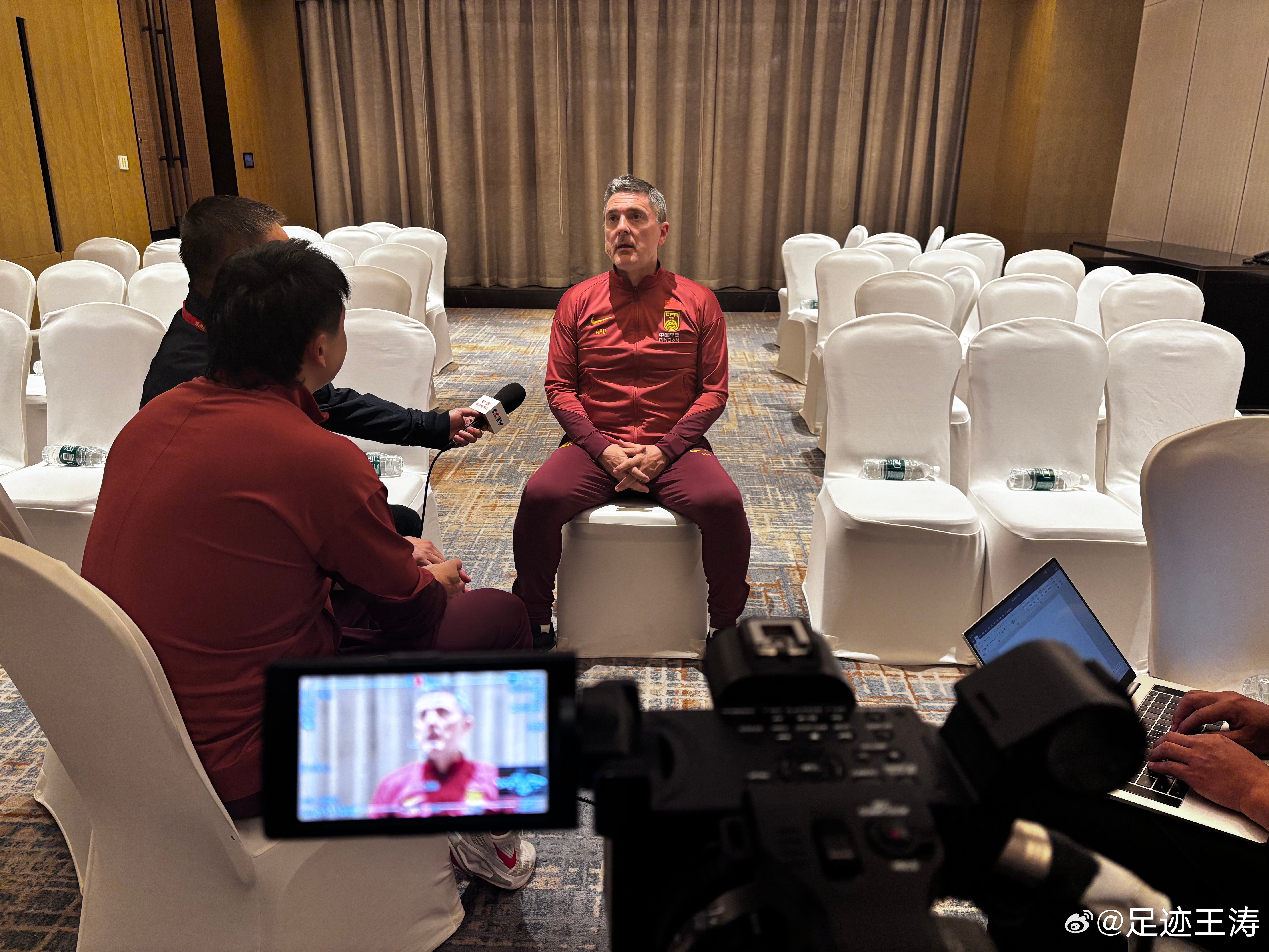 国家队比赛日就是这样，六七个小时起步。比赛完，赶到U23国家队下榻酒店做专访，安