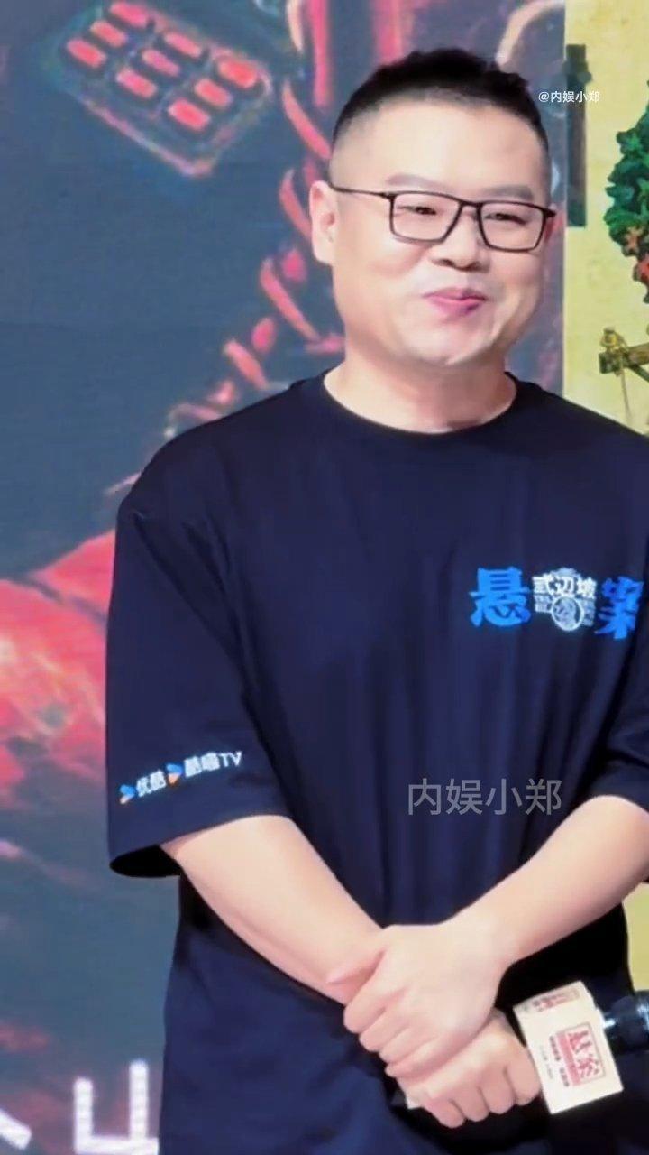 岳云鹏原名叫岳龙刚 原来岳龙刚不只是个梗，还是他跟白朗之间的桥梁。表面圆滑内里执