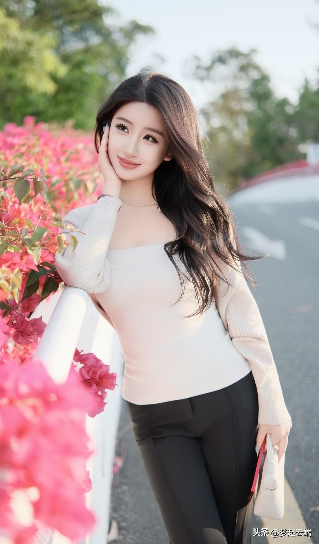 阳光下的少女，鲜花丛中的微笑。