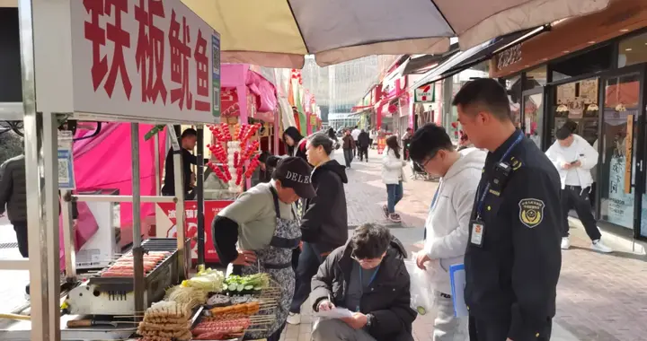 让“烟火气”更安全——赫山区市场监管局开展流动摊贩食品抽检行动